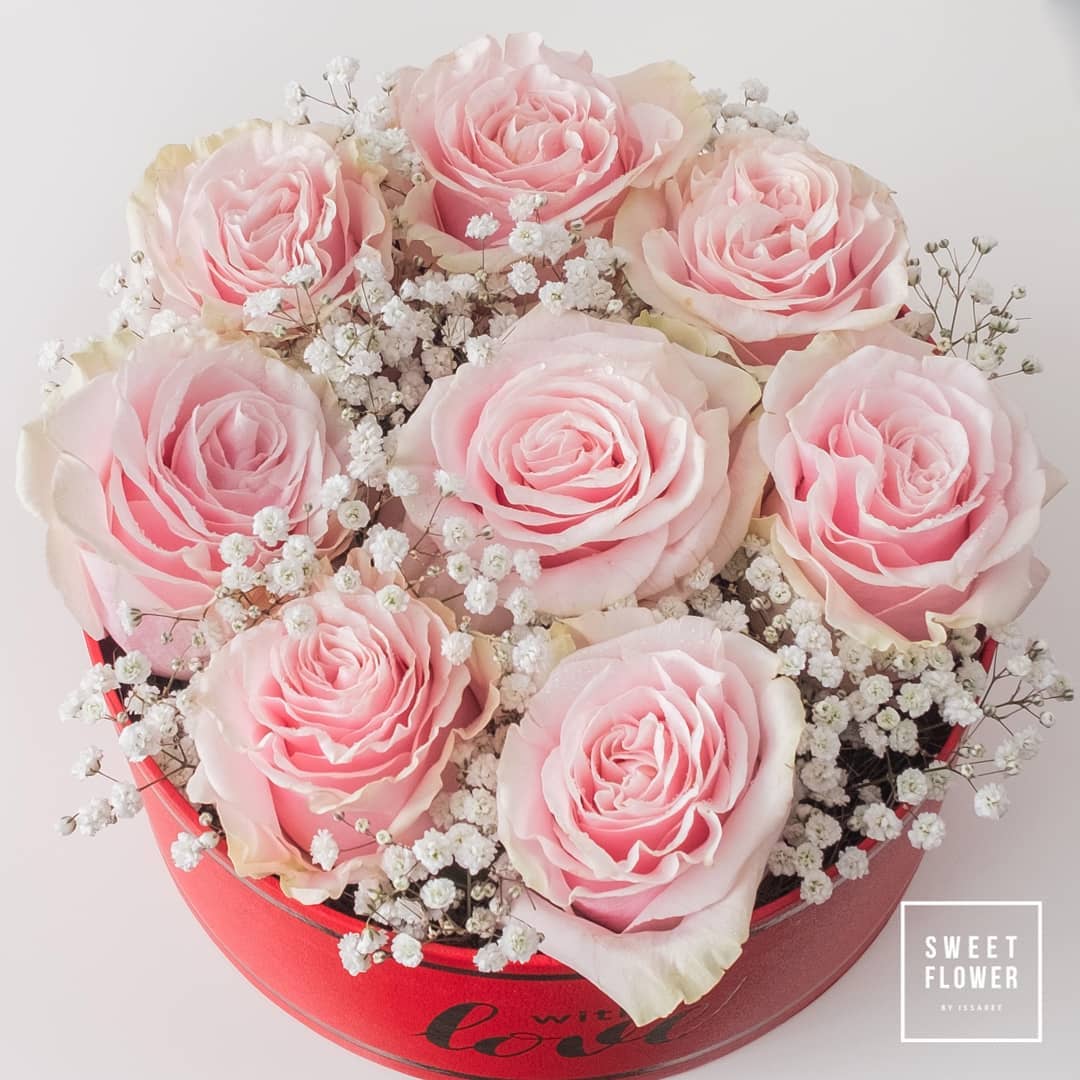 กล่อง พาสเทล หวาน ดอกไม้หลัก กุหลาบ เบบี้บรีธ/ยิปโซ — ผลงานร้านดอกไม้ Sweetflower by Issaree