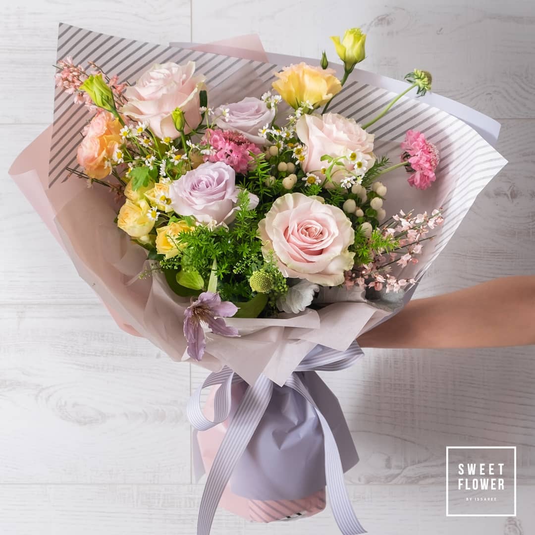 ช่อ พาสเทล หวาน ดอกไม้หลัก กุหลาบ คาร์เนชั่น เบบี้บรีธ/ยิปโซ — ผลงานร้านดอกไม้ Sweetflower by Issaree — ภาพที่ 3 จาก 3