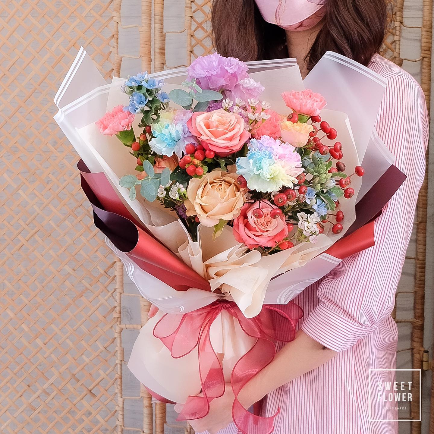 ช่อ หลากสี หวาน ดอกไม้หลัก กุหลาบ คาร์เนชั่น ไฮเดรนเยีย — ผลงานร้านดอกไม้ Sweetflower by Issaree — ภาพที่ 3 จาก 3