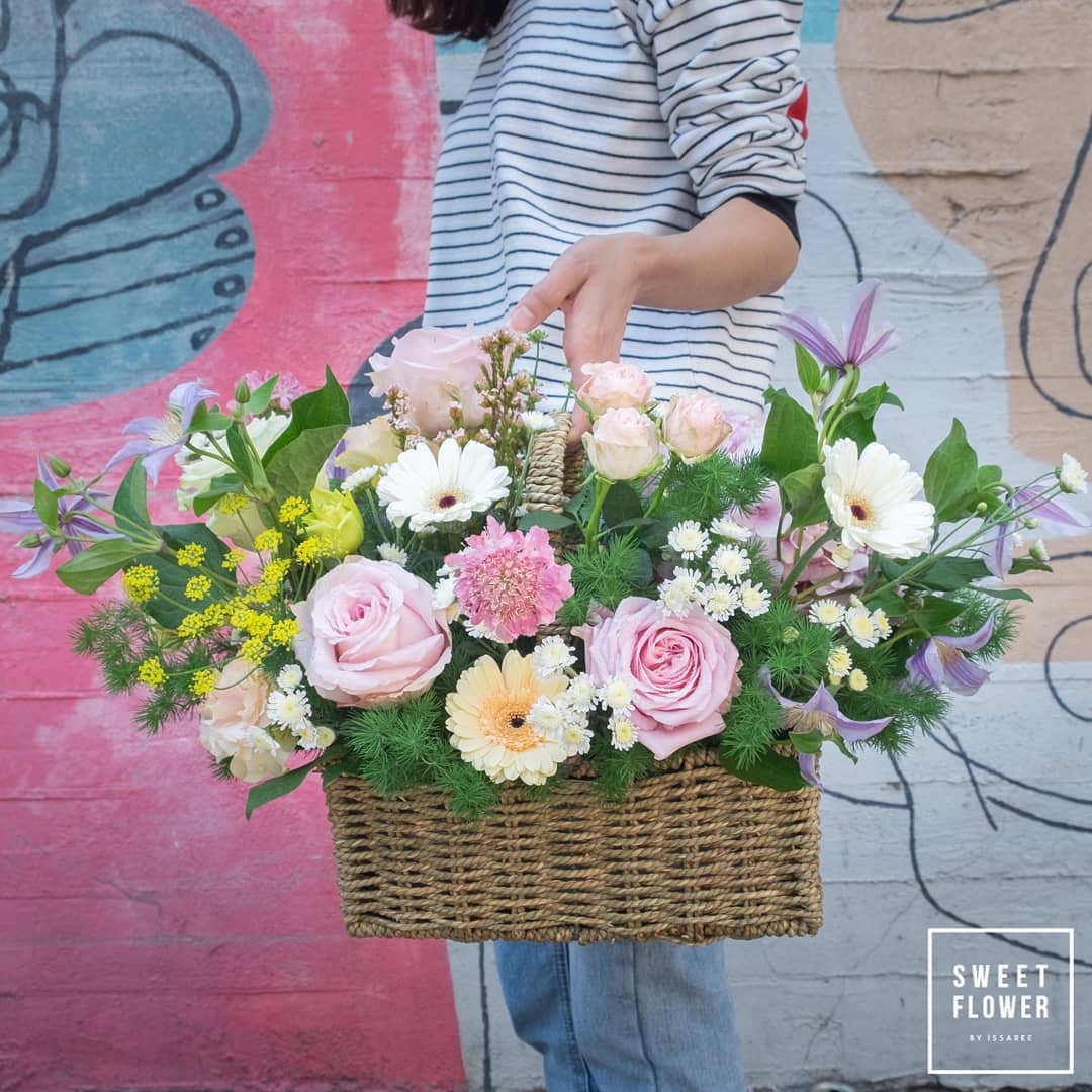 ตะกร้า พาสเทล หวาน ดอกไม้หลัก ไฮเดรนเยีย กุหลาบ คาร์เนชั่น — ผลงานร้านดอกไม้ Sweetflower by Issaree — ภาพที่ 2 จาก 2