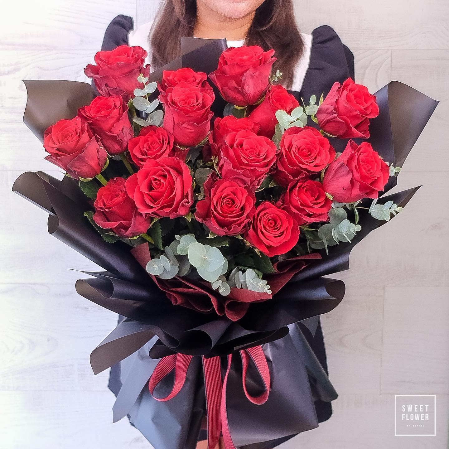 ช่อ แดงโรแมนติก คลาสสิก ดอกไม้หลัก กุหลาบ ยูคาลิปตัส/ใบไม้ — ผลงานร้านดอกไม้ Sweetflower by Issaree
