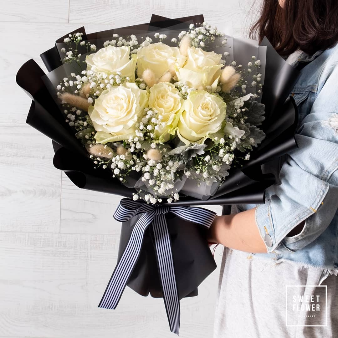 ช่อ ขาว-เขียว คลาสสิก ดอกไม้หลัก กุหลาบ เบบี้บรีธ/ยิปโซ — ผลงานร้านดอกไม้ Sweetflower by Issaree
