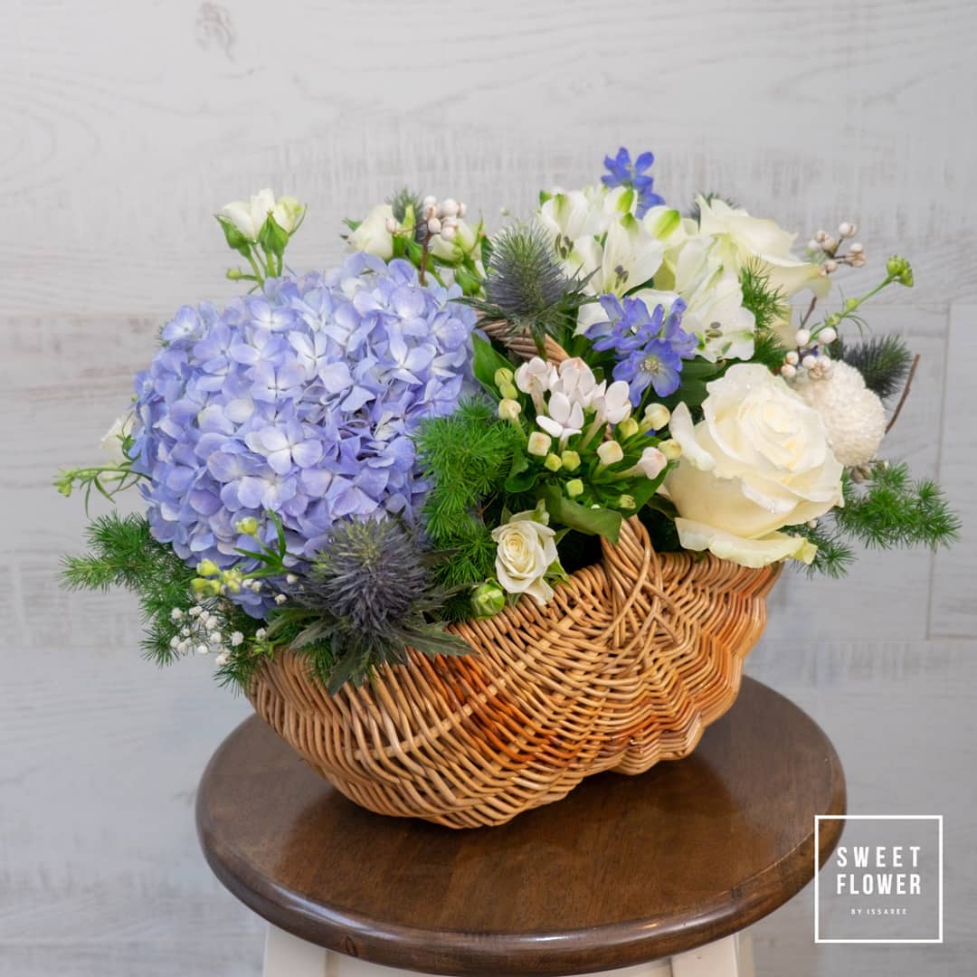 ตะกร้า ม่วง-ฟ้า หวาน ดอกไม้หลัก ไฮเดรนเยีย กุหลาบ ลิลลี่ — ผลงานร้านดอกไม้ Sweetflower by Issaree — ภาพที่ 4 จาก 7