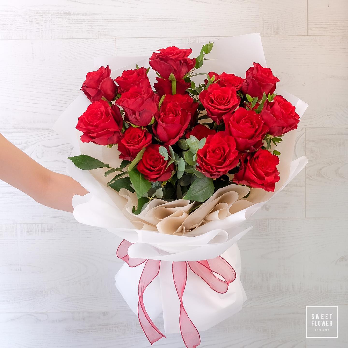 ช่อ แดงโรแมนติก คลาสสิก ดอกไม้หลัก กุหลาบ — ผลงานร้านดอกไม้ Sweetflower by Issaree
