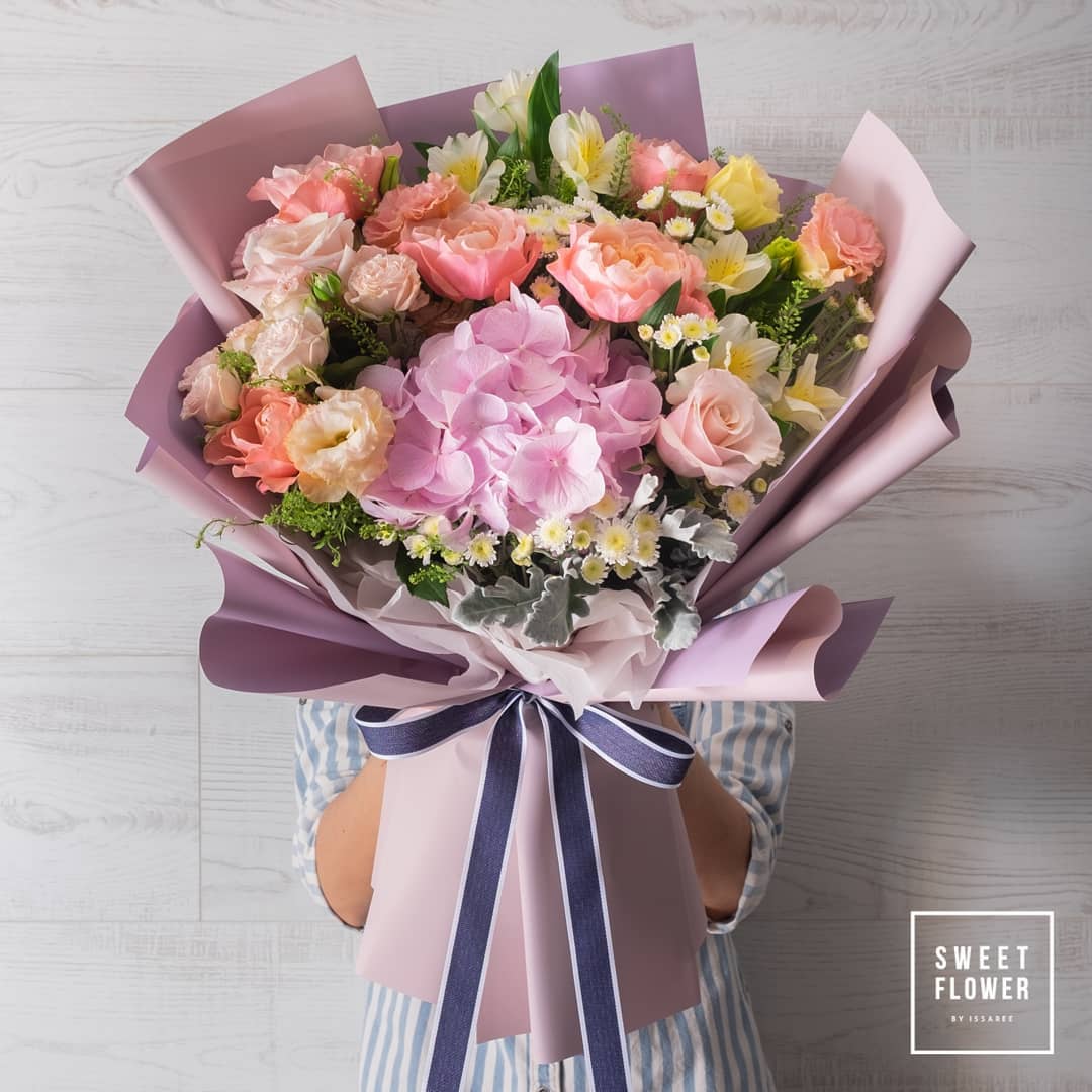 ช่อ พาสเทล หวาน ดอกไม้หลัก กุหลาบ ไฮเดรนเยีย เดซี่/มาร์กาเร็ต — ผลงานร้านดอกไม้ Sweetflower by Issaree — ภาพที่ 3 จาก 4