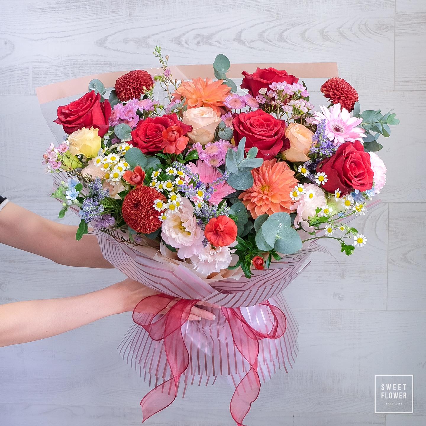 ช่อ แดงโรแมนติก หวาน ดอกไม้หลัก กุหลาบ เดซี่/มาร์กาเร็ต คาร์เนชั่น — ผลงานร้านดอกไม้ Sweetflower by Issaree — ภาพที่ 2 จาก 2