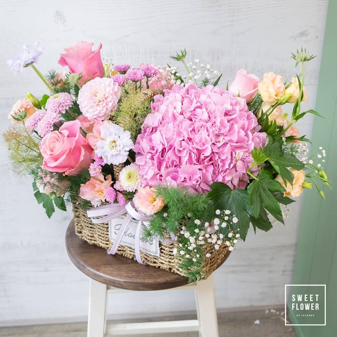 ตะกร้า พาสเทล หวาน ดอกไม้หลัก ไฮเดรนเยีย กุหลาบ คาร์เนชั่น — ผลงานร้านดอกไม้ Sweetflower by Issaree