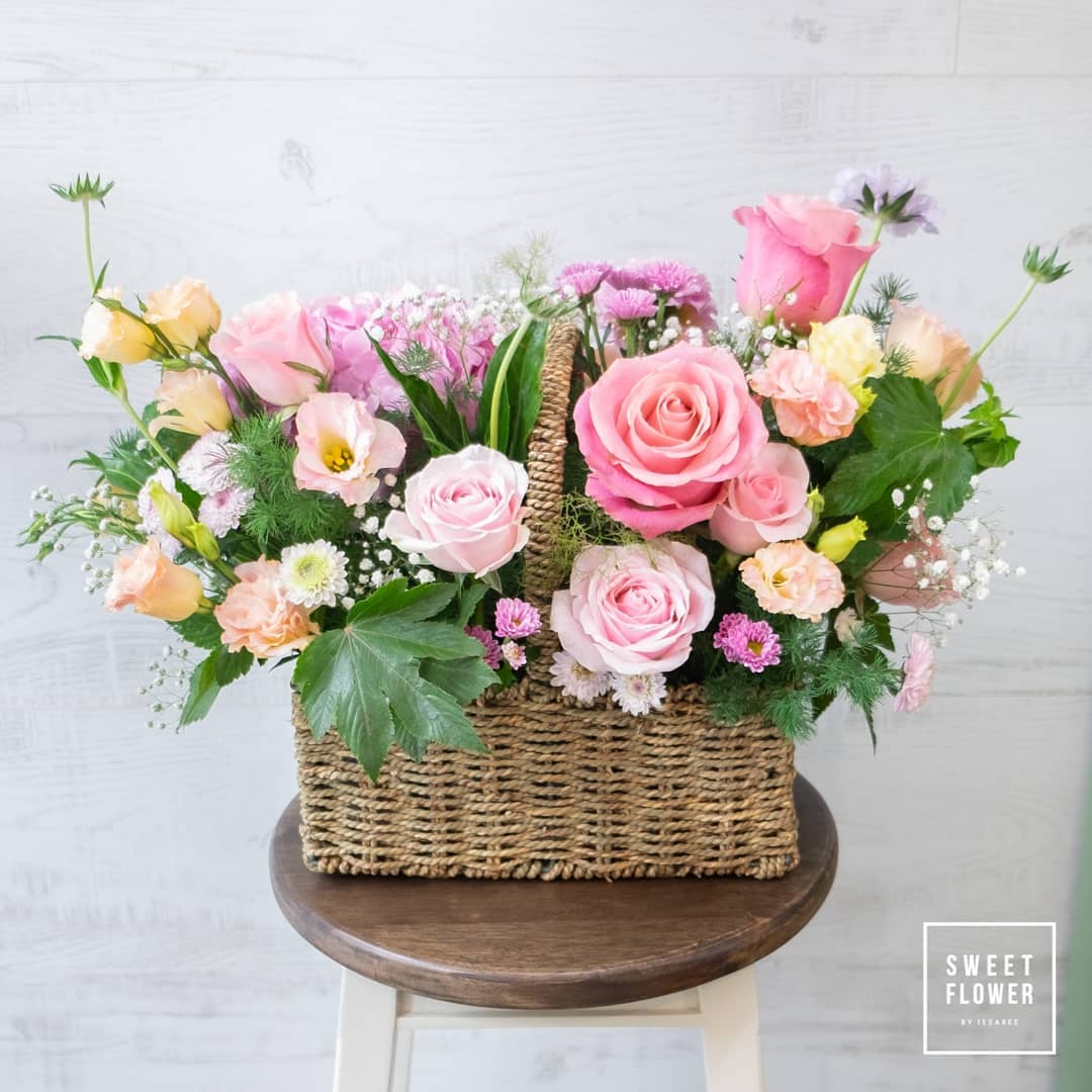 ตะกร้า พาสเทล หวาน ดอกไม้หลัก ไฮเดรนเยีย กุหลาบ คาร์เนชั่น — ผลงานร้านดอกไม้ Sweetflower by Issaree — ภาพที่ 2 จาก 3