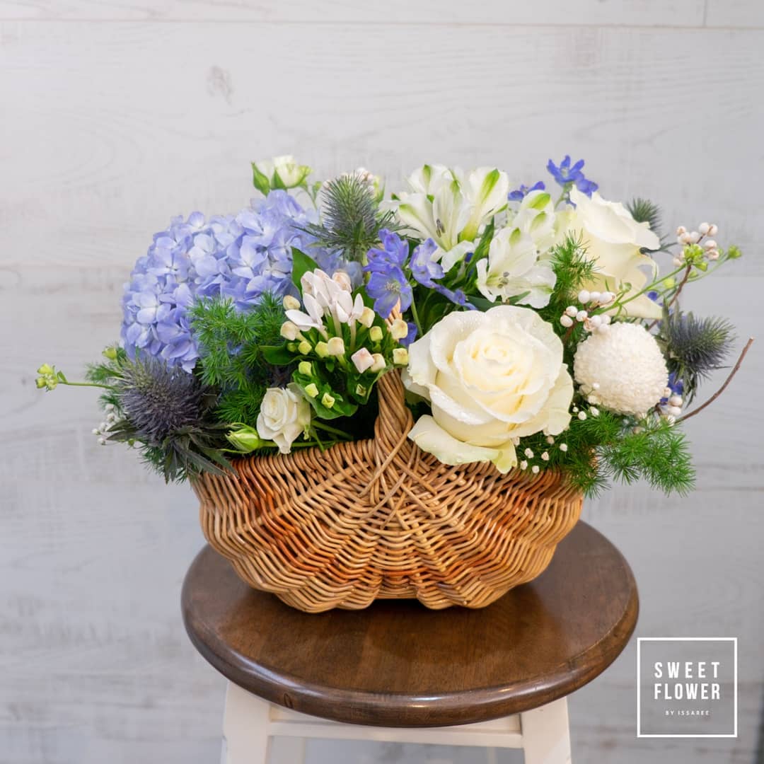 ตะกร้า ม่วง-ฟ้า หวาน ดอกไม้หลัก ไฮเดรนเยีย กุหลาบ ลิลลี่ — ผลงานร้านดอกไม้ Sweetflower by Issaree — ภาพที่ 5 จาก 7