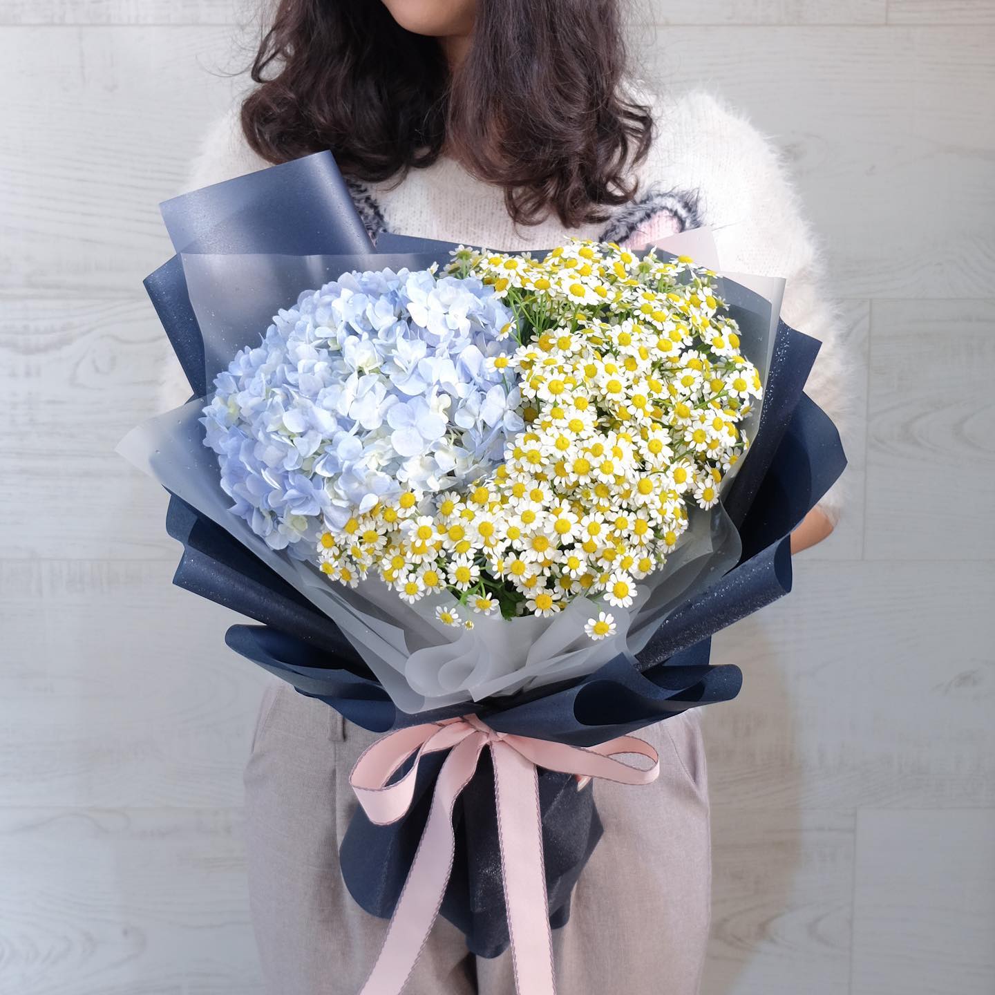 ช่อ ม่วง-ฟ้า หวาน ดอกไม้หลัก ไฮเดรนเยีย เดซี่/มาร์กาเร็ต — ผลงานร้านดอกไม้ Sweetflower by Issaree — ภาพที่ 3 จาก 3
