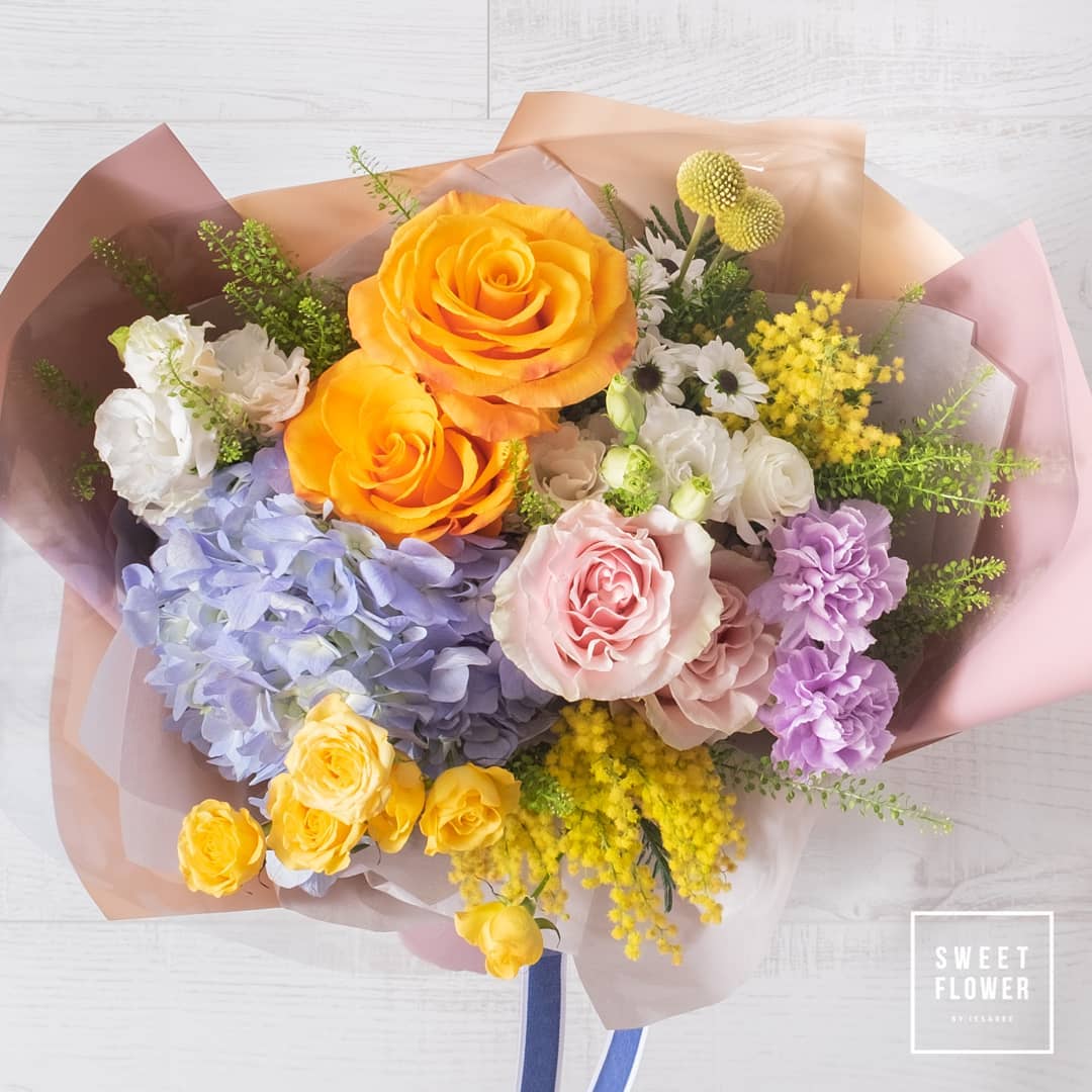 ช่อ หลากสี หวาน ดอกไม้หลัก กุหลาบ ไฮเดรนเยีย คาร์เนชั่น — ผลงานร้านดอกไม้ Sweetflower by Issaree — ภาพที่ 3 จาก 4