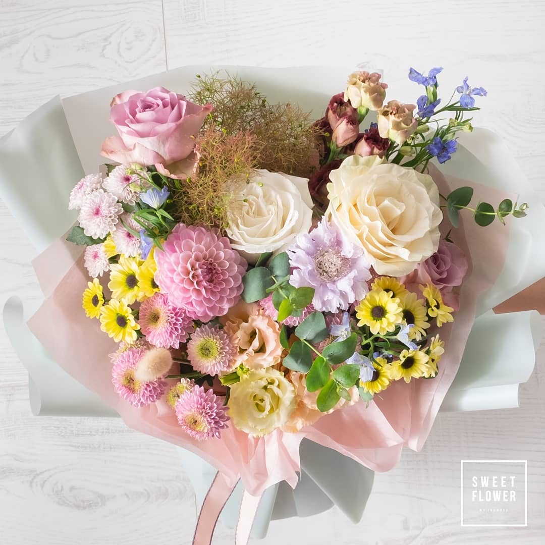 ช่อ พาสเทล หวาน ดอกไม้หลัก กุหลาบ เดซี่/มาร์กาเร็ต คาร์เนชั่น — ผลงานร้านดอกไม้ Sweetflower by Issaree