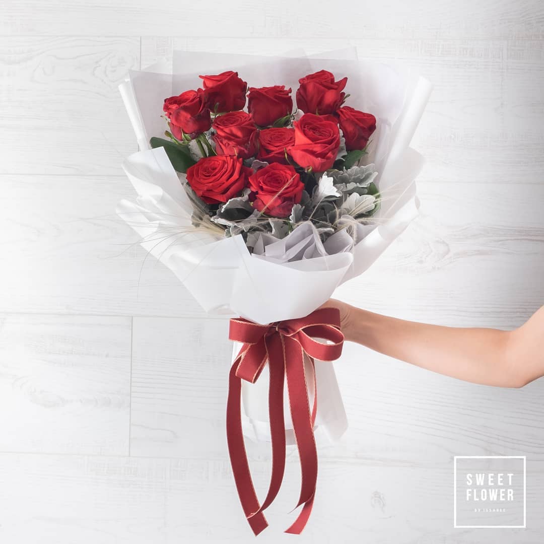 ช่อ แดงโรแมนติก คลาสสิก ดอกไม้หลัก กุหลาบ ยูคาลิปตัส/ใบไม้ — ผลงานร้านดอกไม้ Sweetflower by Issaree