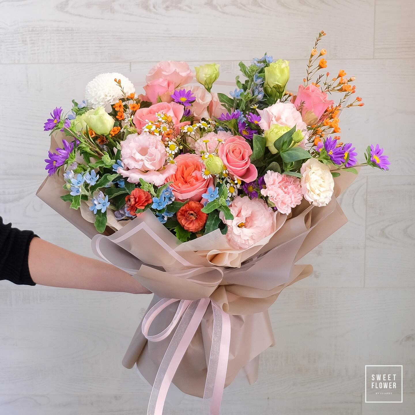ช่อ หลากสี หวาน ดอกไม้หลัก กุหลาบ คาร์เนชั่น เดซี่/มาร์กาเร็ต — ผลงานร้านดอกไม้ Sweetflower by Issaree