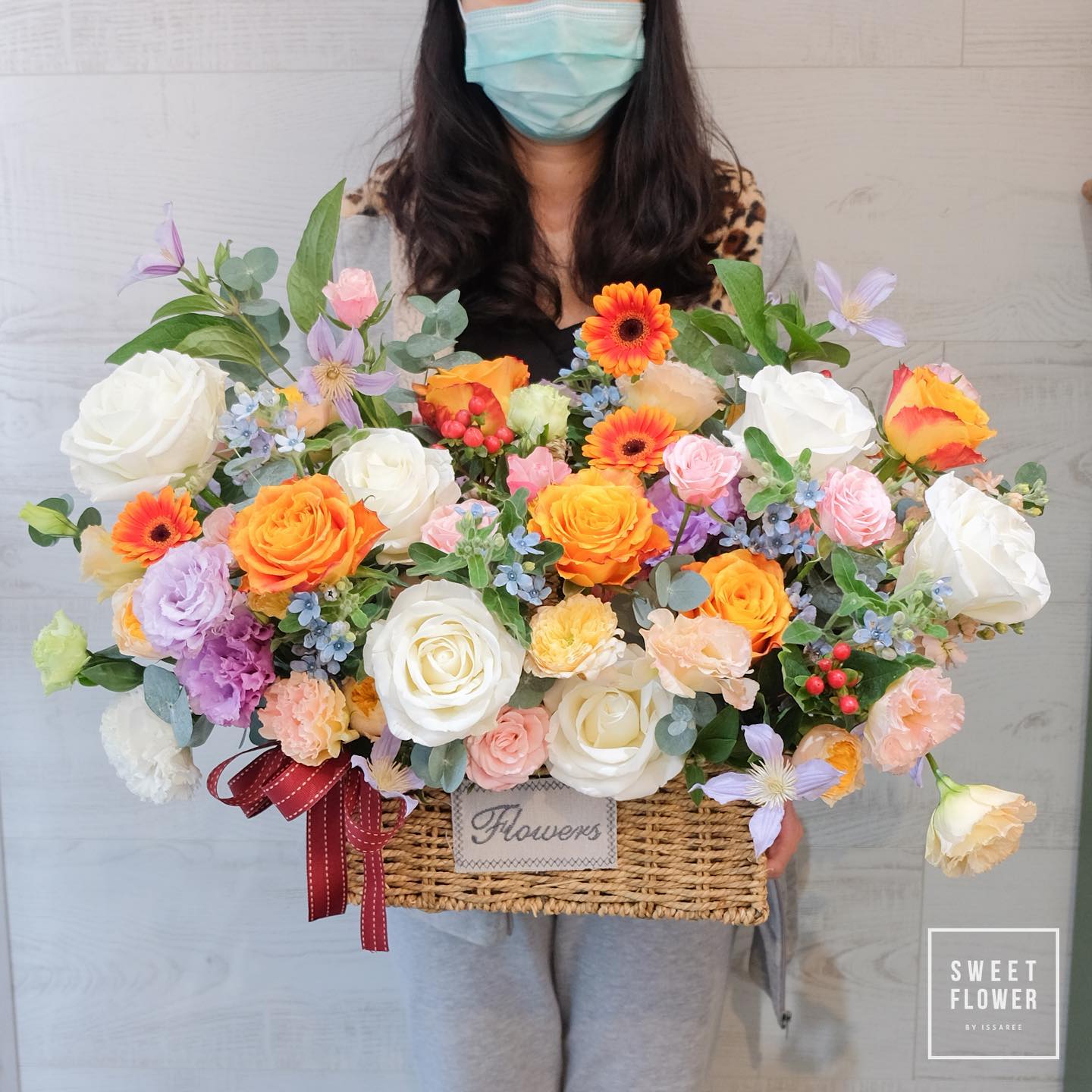 ตะกร้า หลากสี หวาน ดอกไม้หลัก กุหลาบ เยอบีร่า คาร์เนชั่น — ผลงานร้านดอกไม้ Sweetflower by Issaree