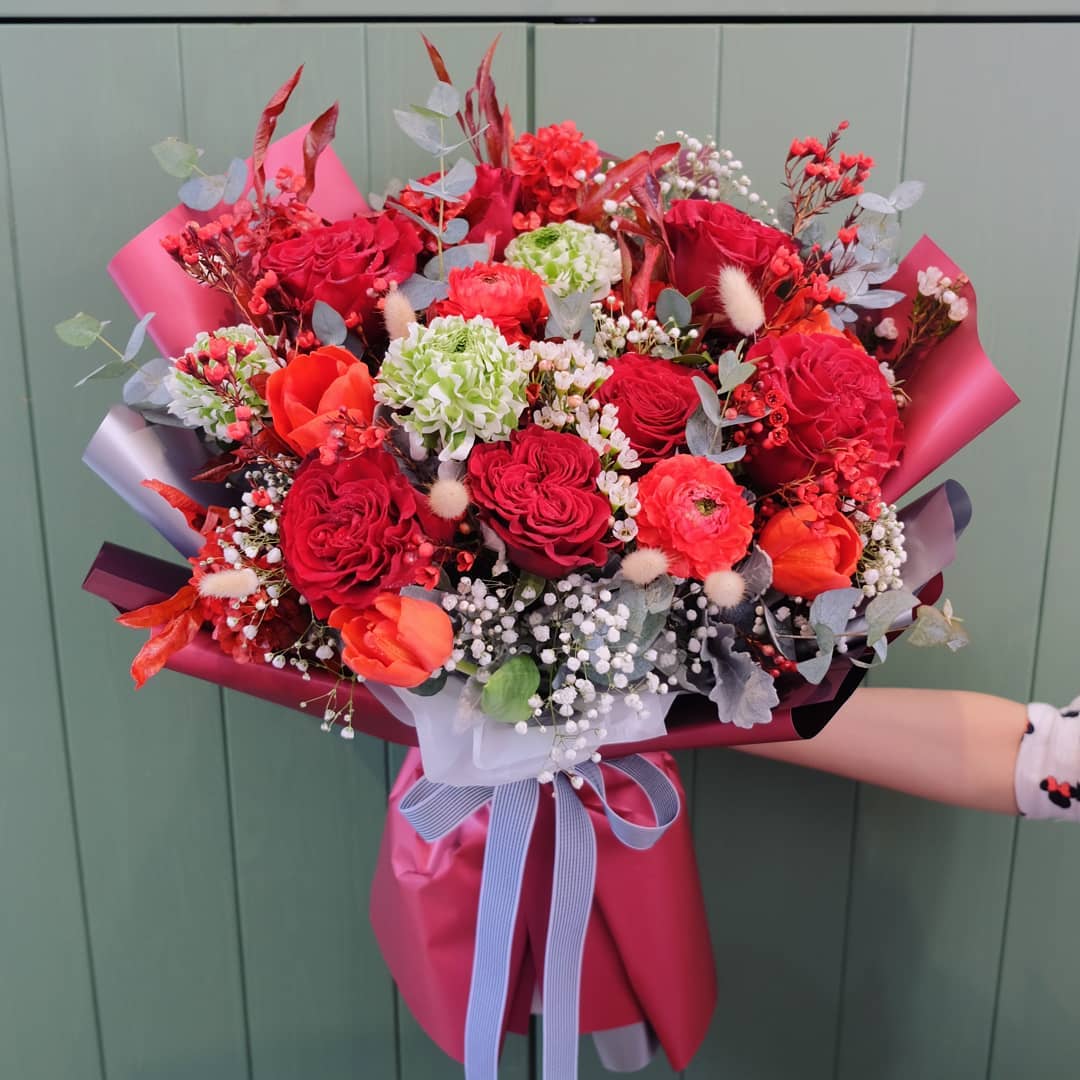 ช่อ แดงโรแมนติก ดอกไม้หลัก กุหลาบ คาร์เนชั่น ไฮเดรนเยีย — ผลงานร้านดอกไม้ Sweetflower by Issaree