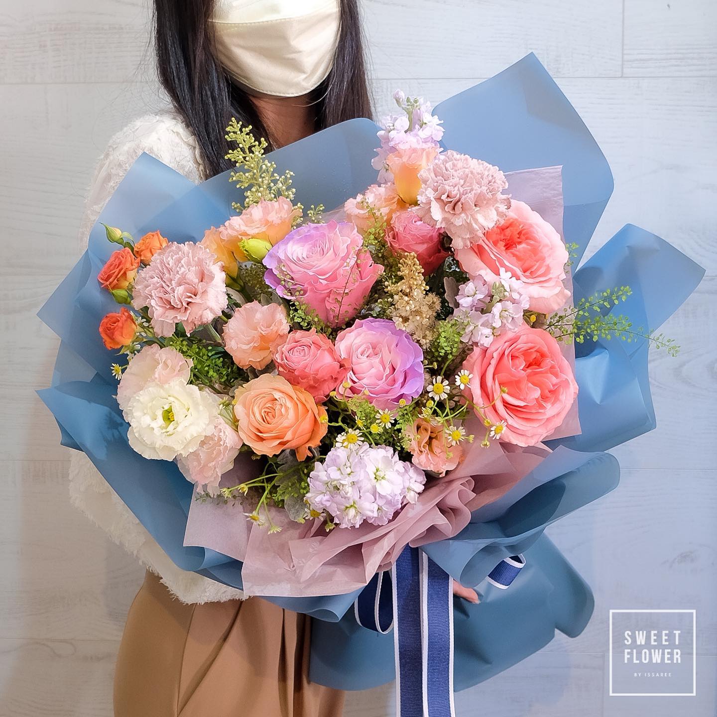 ช่อ พาสเทล หวาน ดอกไม้หลัก กุหลาบ คาร์เนชั่น เดซี่/มาร์กาเร็ต — ผลงานร้านดอกไม้ Sweetflower by Issaree