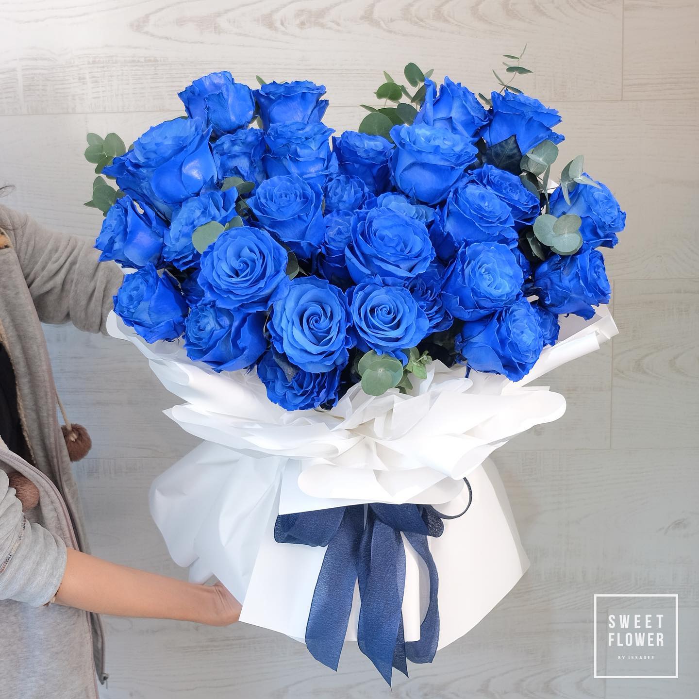 กล่อง ม่วง-ฟ้า คลาสสิก ดอกไม้หลัก กุหลาบ ยูคาลิปตัส/ใบไม้ — ผลงานร้านดอกไม้ Sweetflower by Issaree — ภาพที่ 2 จาก 2