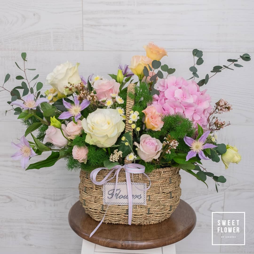 ตะกร้า พาสเทล หวาน ดอกไม้หลัก กุหลาบ ลิลลี่ เดซี่/มาร์กาเร็ต — ผลงานร้านดอกไม้ Sweetflower by Issaree — ภาพที่ 2 จาก 2