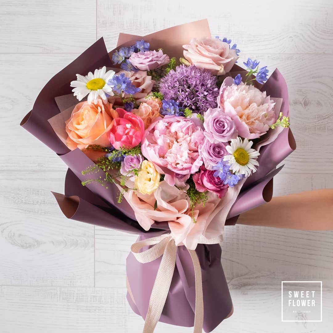 ช่อ ม่วง-ฟ้า หวาน ดอกไม้หลัก กุหลาบ พีโอนี่ เดซี่/มาร์กาเร็ต — ผลงานร้านดอกไม้ Sweetflower by Issaree — ภาพที่ 2 จาก 2