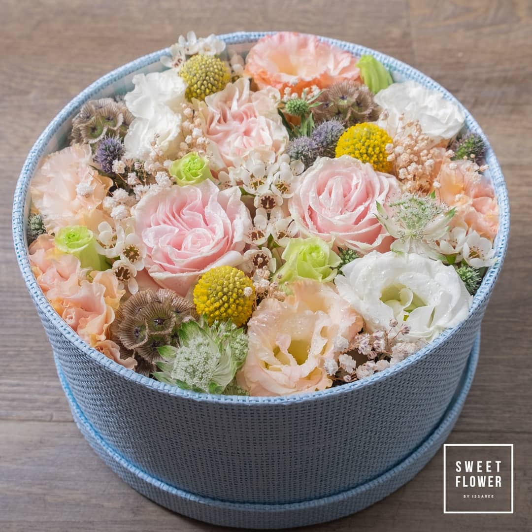 กล่อง พาสเทล หวาน ดอกไม้หลัก กุหลาบ คาร์เนชั่น เบญจมาศ/มัม — ผลงานร้านดอกไม้ Sweetflower by Issaree — ภาพที่ 4 จาก 4