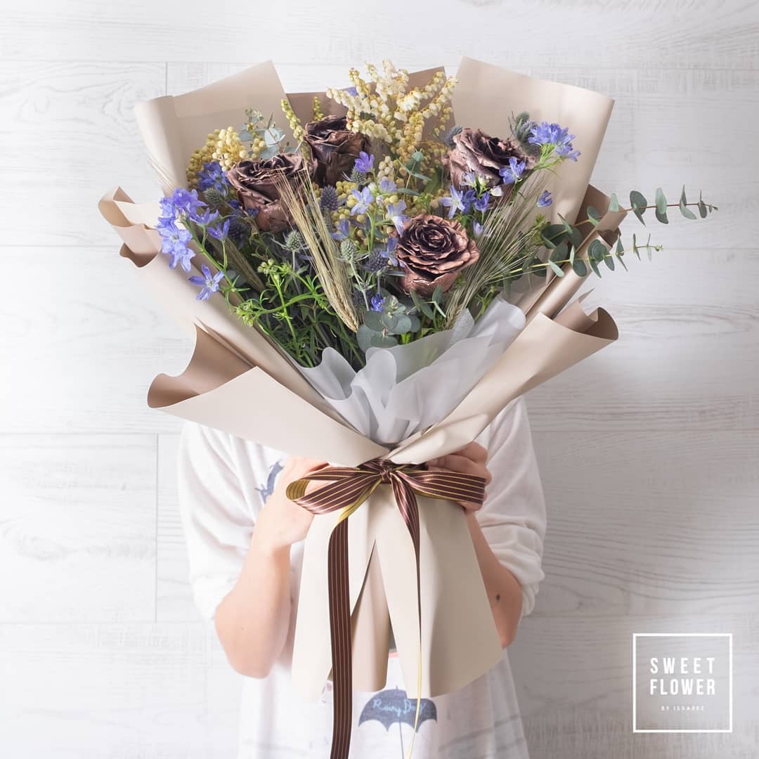 ช่อ ม่วง-ฟ้า หวาน ดอกไม้หลัก กุหลาบ ดอกไม้แห้ง — ผลงานร้านดอกไม้ Sweetflower by Issaree — ภาพที่ 1 จาก 3
