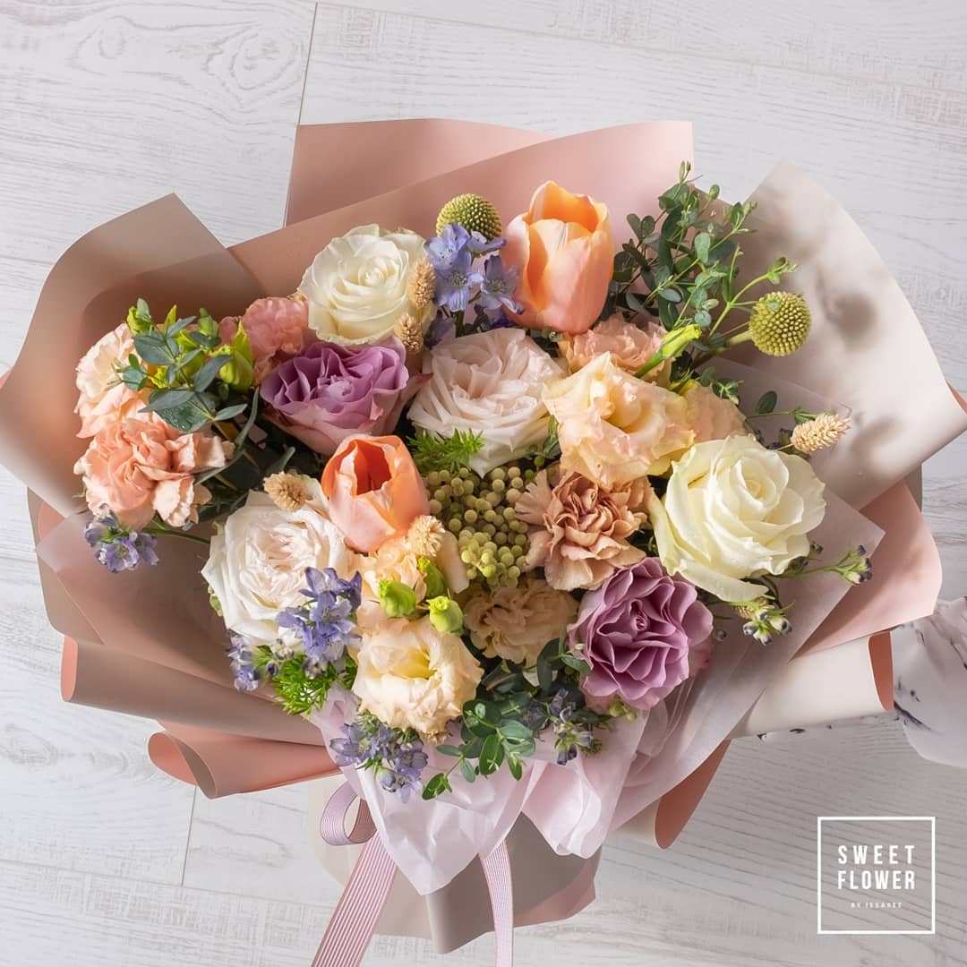 ช่อ พาสเทล หวาน ดอกไม้หลัก กุหลาบ ทิวลิป คาร์เนชั่น — ผลงานร้านดอกไม้ Sweetflower by Issaree — ภาพที่ 2 จาก 4
