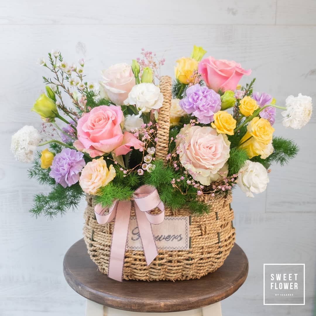 ตะกร้า หลากสี หวาน ดอกไม้หลัก กุหลาบ คาร์เนชั่น เบญจมาศ/มัม — ผลงานร้านดอกไม้ Sweetflower by Issaree — ภาพที่ 2 จาก 5
