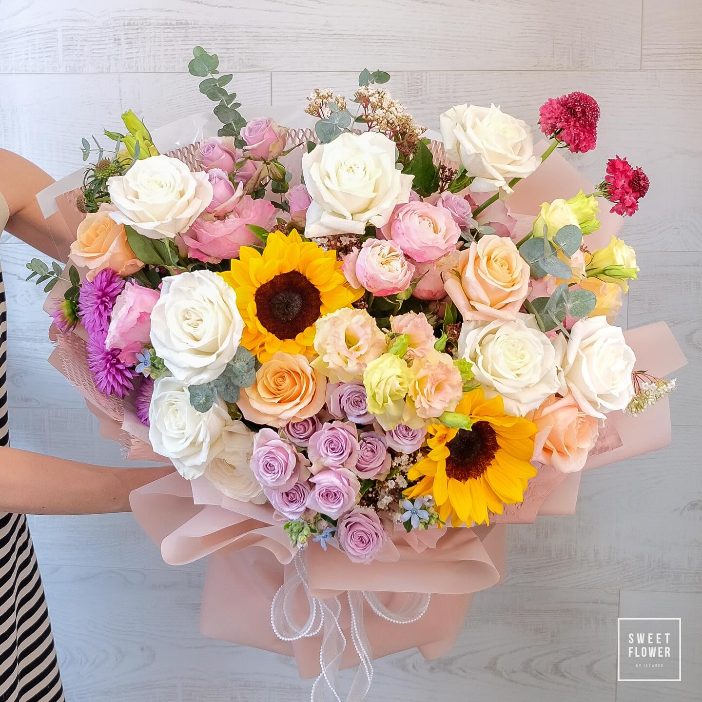 ช่อ หลากสี หวาน ดอกไม้หลัก กุหลาบ ทานตะวัน คาร์เนชั่น — ผลงานร้านดอกไม้ Sweetflower by Issaree