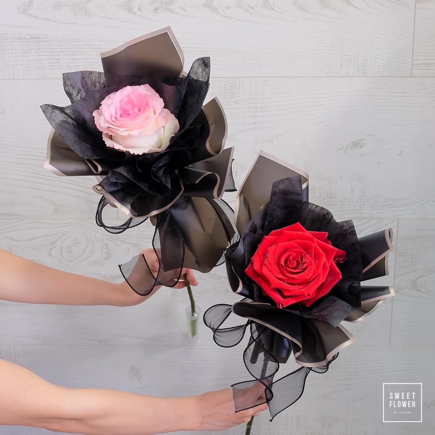 ช่อ แดงโรแมนติก ดอกไม้หลัก กุหลาบ — ผลงานร้านดอกไม้ Sweetflower by Issaree