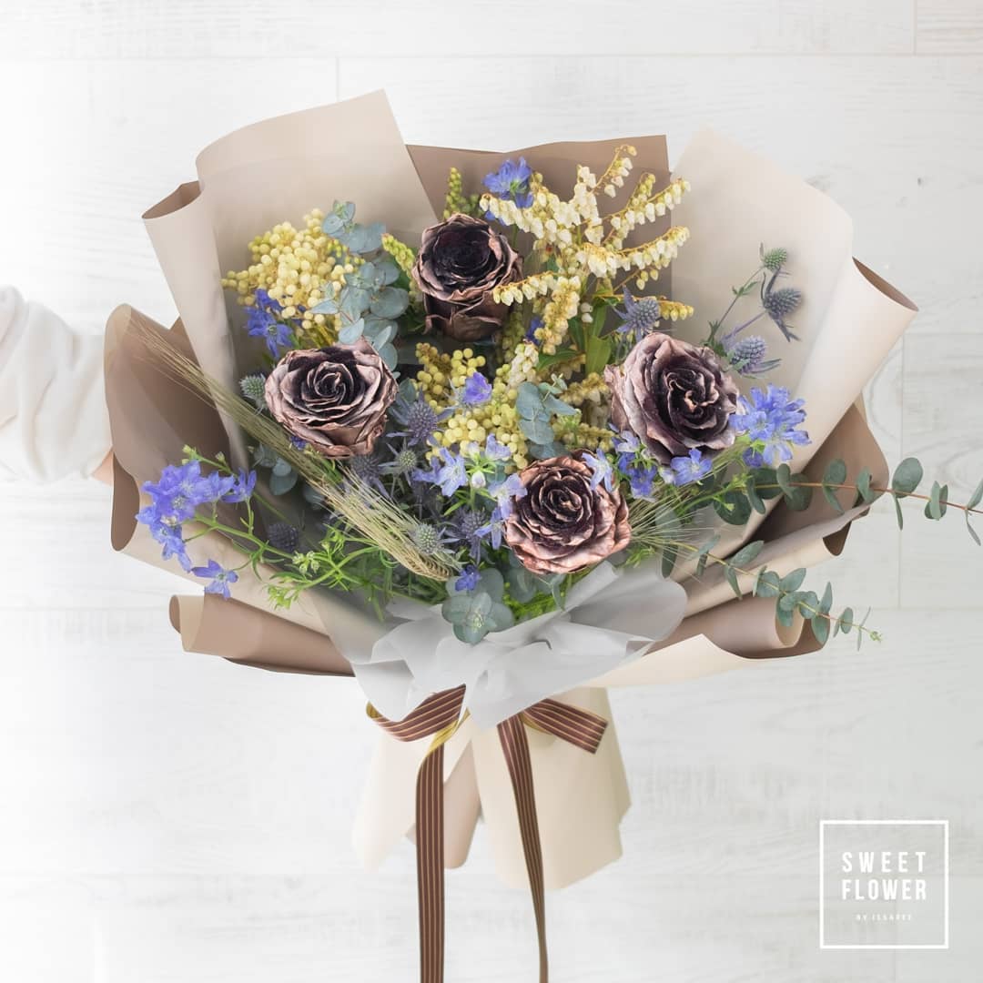 ช่อ ม่วง-ฟ้า หวาน ดอกไม้หลัก กุหลาบ ดอกไม้แห้ง — ผลงานร้านดอกไม้ Sweetflower by Issaree — ภาพที่ 2 จาก 3