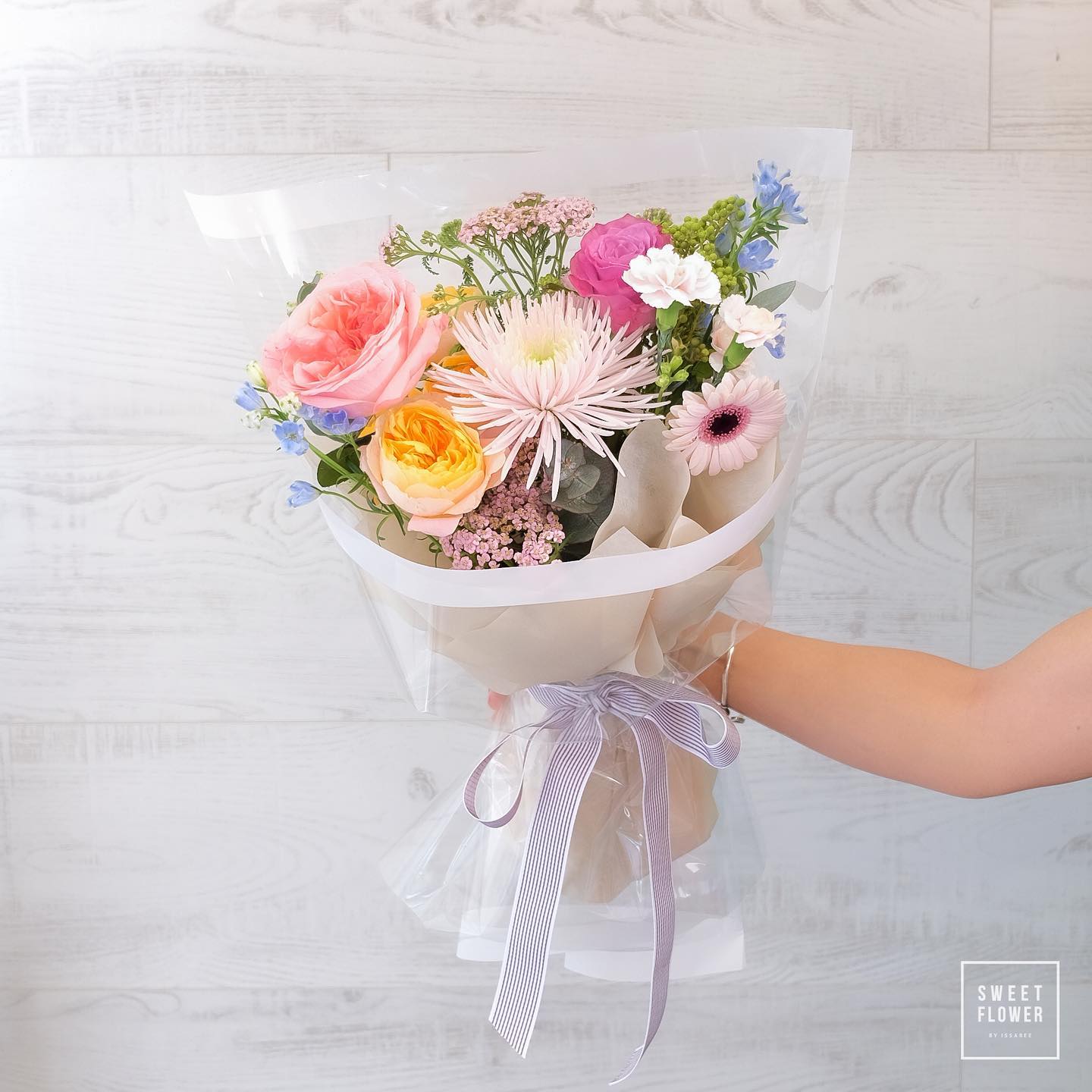 ช่อ หลากสี หวาน ดอกไม้หลัก กุหลาบ เดซี่/มาร์กาเร็ต คาร์เนชั่น — ผลงานร้านดอกไม้ Sweetflower by Issaree — ภาพที่ 2 จาก 2