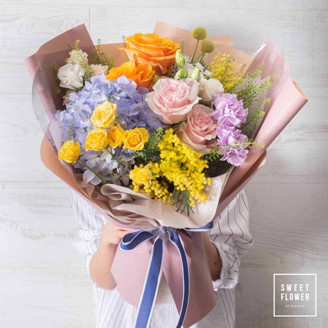 ช่อ หลากสี หวาน ดอกไม้หลัก กุหลาบ ไฮเดรนเยีย คาร์เนชั่น — ผลงานร้านดอกไม้ Sweetflower by Issaree — ภาพที่ 4 จาก 4