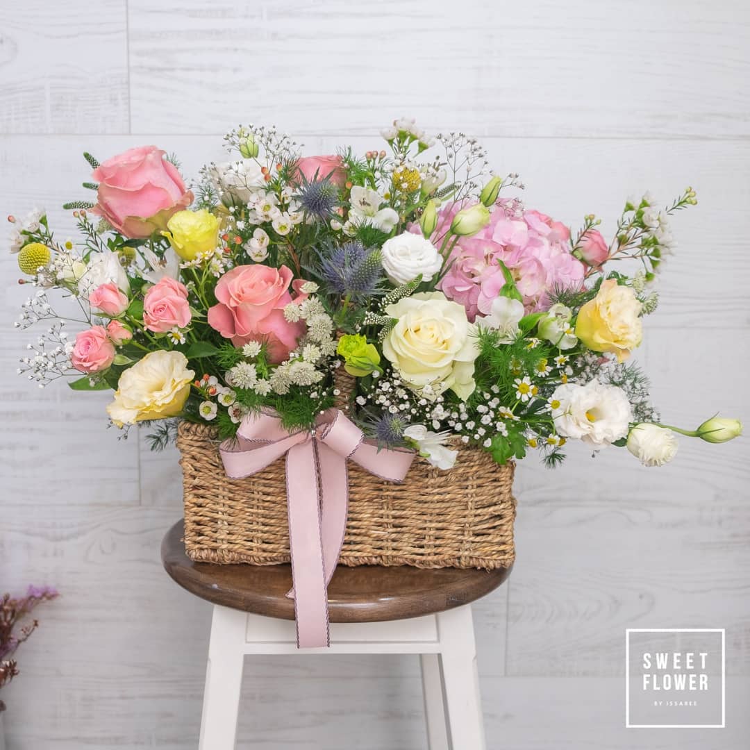 ตะกร้า พาสเทล หวาน ดอกไม้หลัก กุหลาบ คาร์เนชั่น เดซี่/มาร์กาเร็ต — ผลงานร้านดอกไม้ Sweetflower by Issaree — ภาพที่ 3 จาก 4