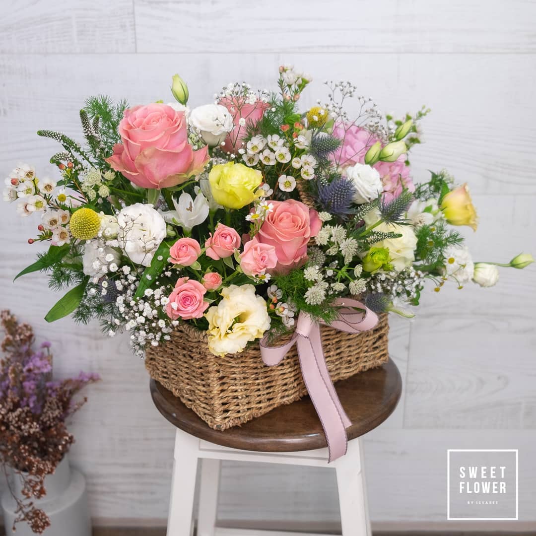 ตะกร้า พาสเทล หวาน ดอกไม้หลัก กุหลาบ คาร์เนชั่น เดซี่/มาร์กาเร็ต — ผลงานร้านดอกไม้ Sweetflower by Issaree — ภาพที่ 4 จาก 4