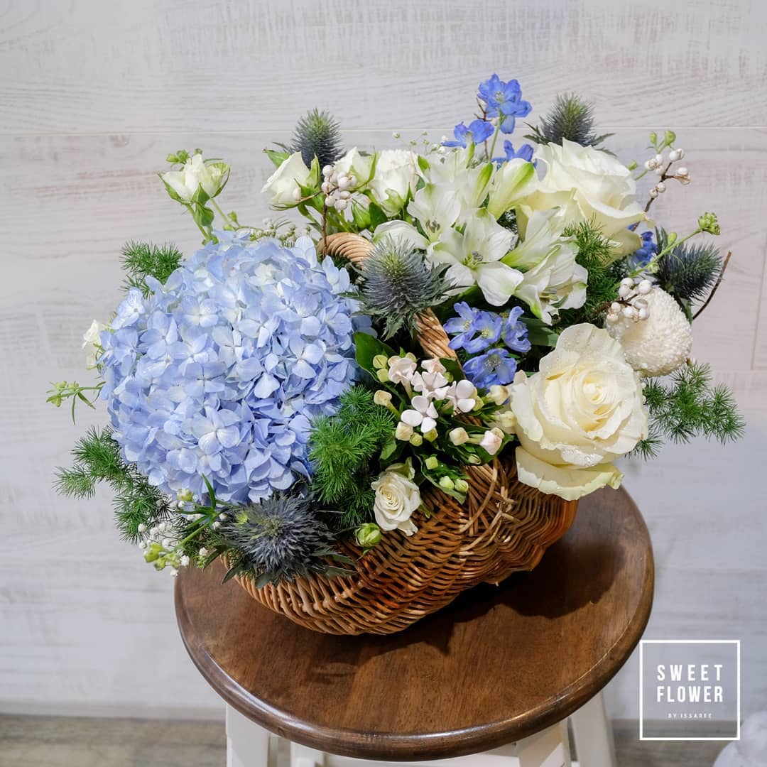 ตะกร้า ม่วง-ฟ้า หวาน ดอกไม้หลัก ไฮเดรนเยีย กุหลาบ ลิลลี่ — ผลงานร้านดอกไม้ Sweetflower by Issaree — ภาพที่ 6 จาก 7