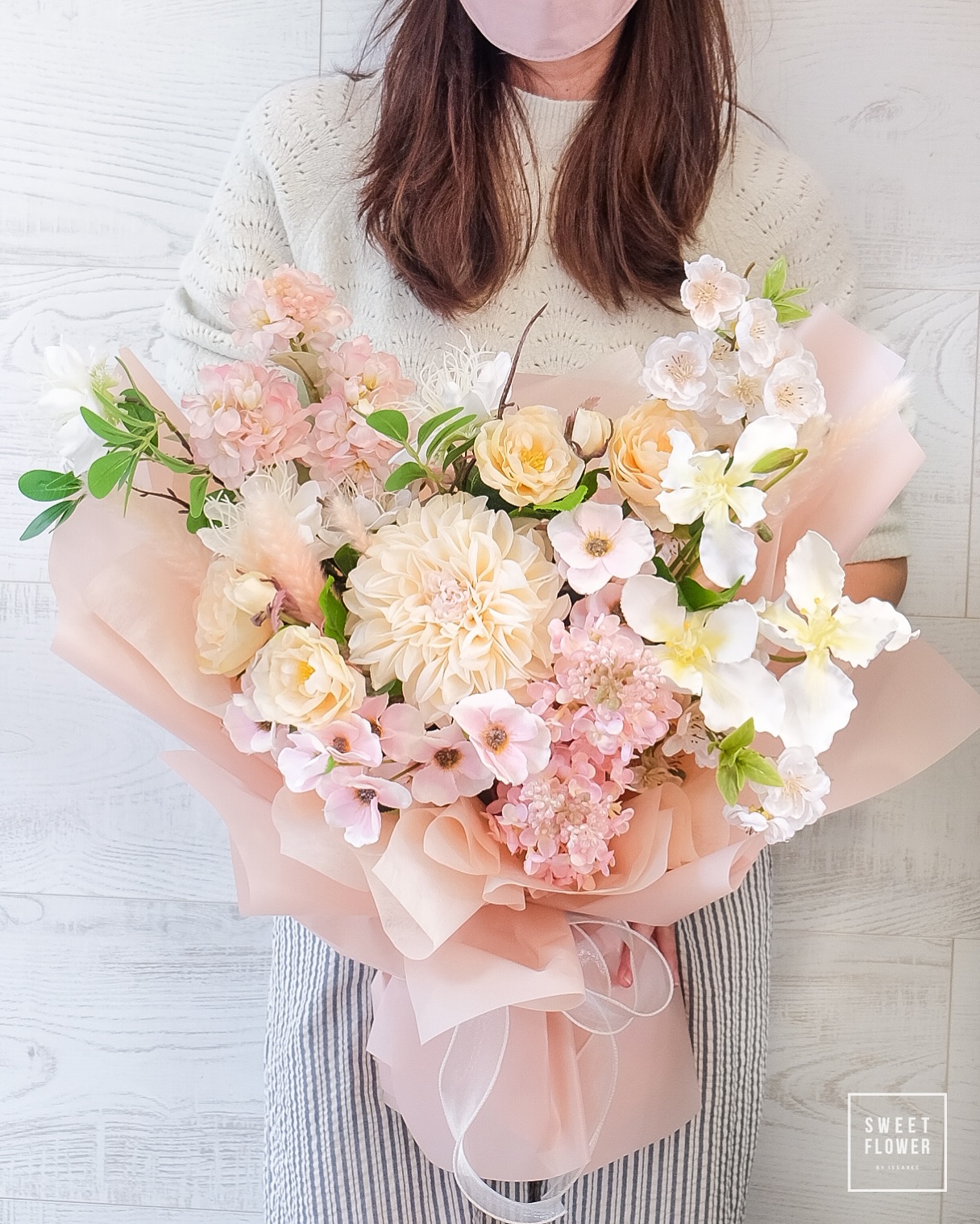ช่อ พาสเทล หวาน ดอกไม้หลัก ดอกไม้ปลอม — ผลงานร้านดอกไม้ Sweetflower by Issaree — ภาพที่ 2 จาก 3