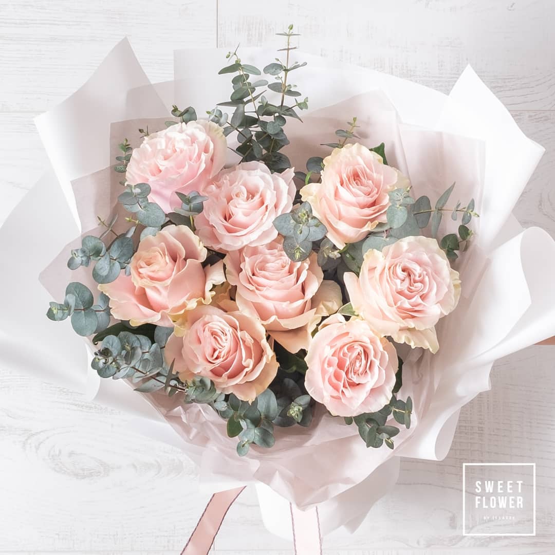 ช่อ พาสเทล หวาน ดอกไม้หลัก กุหลาบ ยูคาลิปตัส/ใบไม้ — ผลงานร้านดอกไม้ Sweetflower by Issaree — ภาพที่ 1 จาก 2