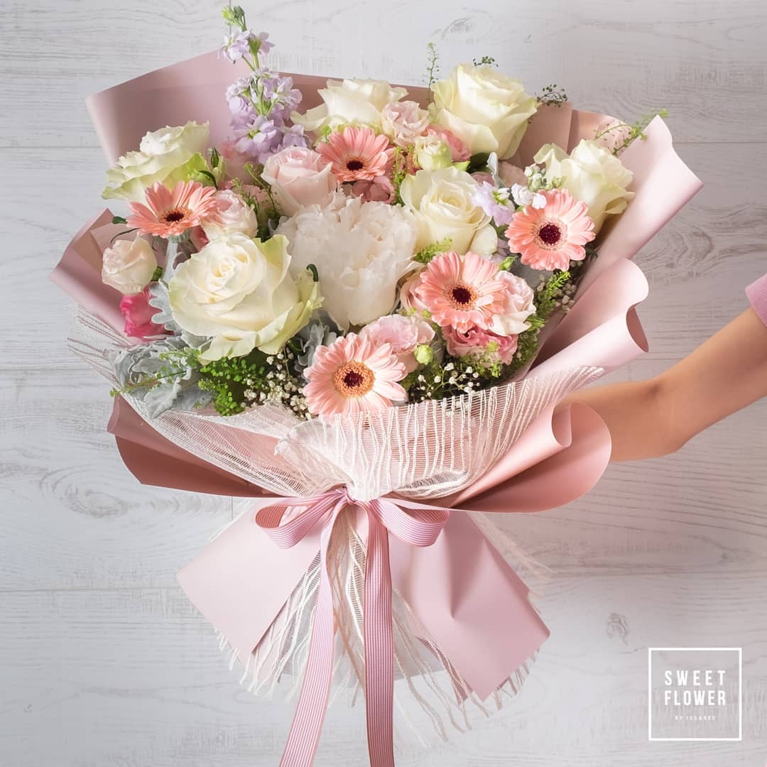 ช่อ พาสเทล หวาน ดอกไม้หลัก กุหลาบ เดซี่/มาร์กาเร็ต พีโอนี่ — ผลงานร้านดอกไม้ Sweetflower by Issaree