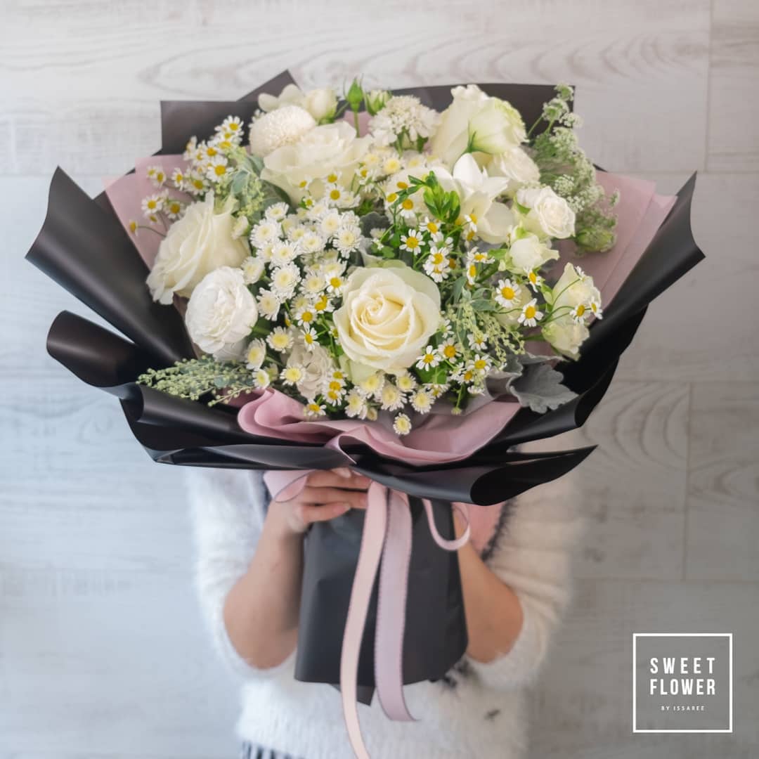 ช่อ ขาว-เขียว หวาน ดอกไม้หลัก กุหลาบ เดซี่/มาร์กาเร็ต เบญจมาศ/มัม — ผลงานร้านดอกไม้ Sweetflower by Issaree — ภาพที่ 2 จาก 2