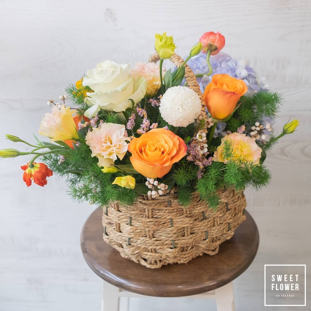 ตะกร้า หลากสี หวาน ดอกไม้หลัก ไฮเดรนเยีย กุหลาบ คาร์เนชั่น — ผลงานร้านดอกไม้ Sweetflower by Issaree — ภาพที่ 2 จาก 3