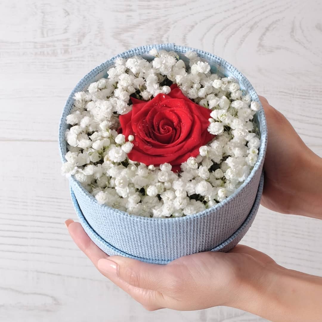 กล่อง แดงโรแมนติก หวาน ดอกไม้หลัก กุหลาบ เบบี้บรีธ/ยิปโซ — ผลงานร้านดอกไม้ Sweetflower by Issaree — ภาพที่ 3 จาก 4