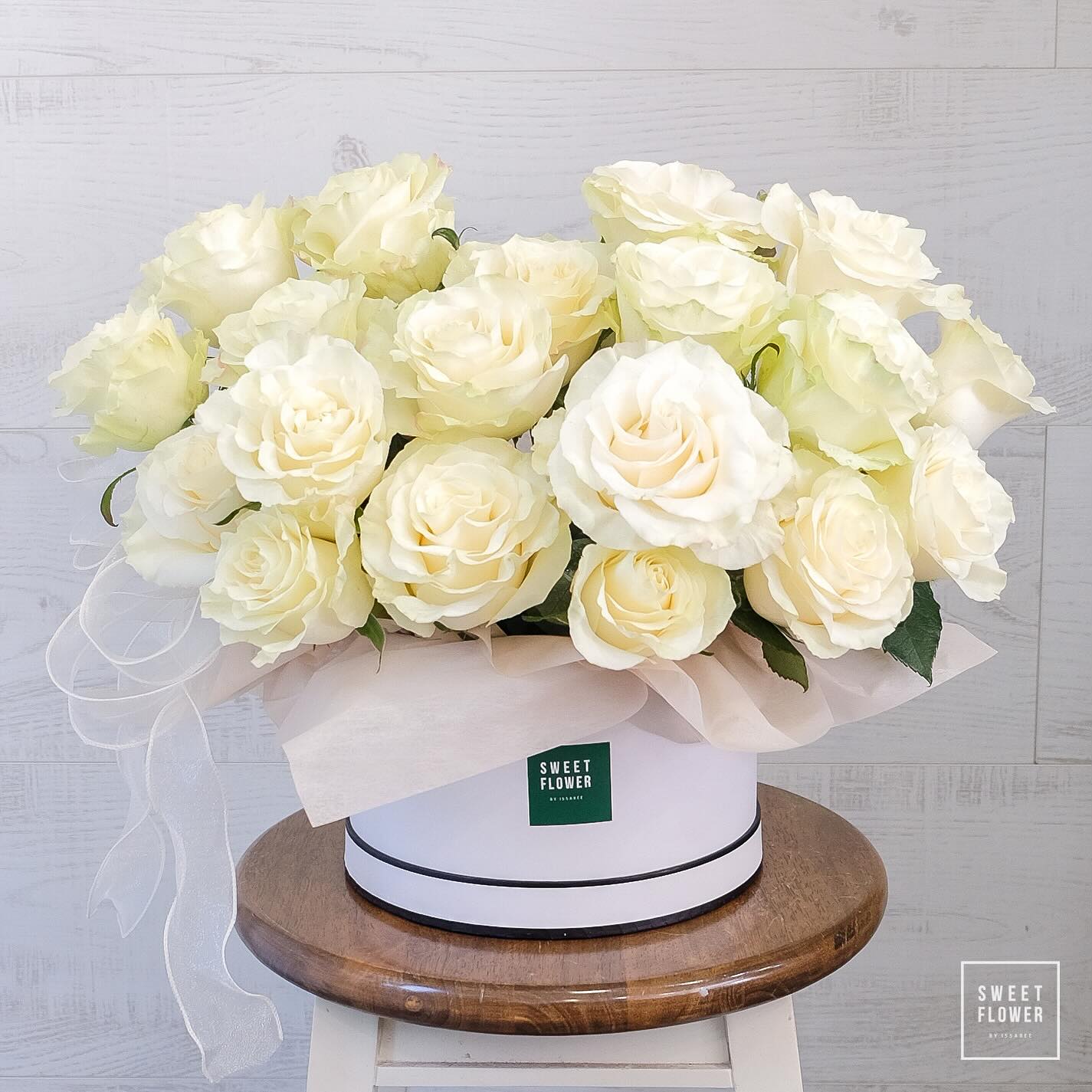 กล่อง ขาว-เขียว หวาน ดอกไม้หลัก กุหลาบ — ผลงานร้านดอกไม้ Sweetflower by Issaree