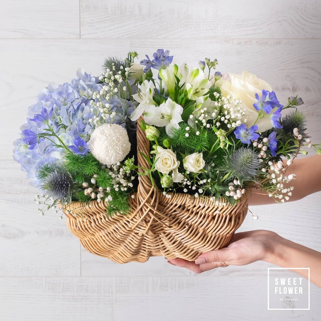 ตะกร้า ม่วง-ฟ้า หวาน ดอกไม้หลัก ไฮเดรนเยีย กุหลาบ ลิลลี่ — ผลงานร้านดอกไม้ Sweetflower by Issaree — ภาพที่ 7 จาก 7