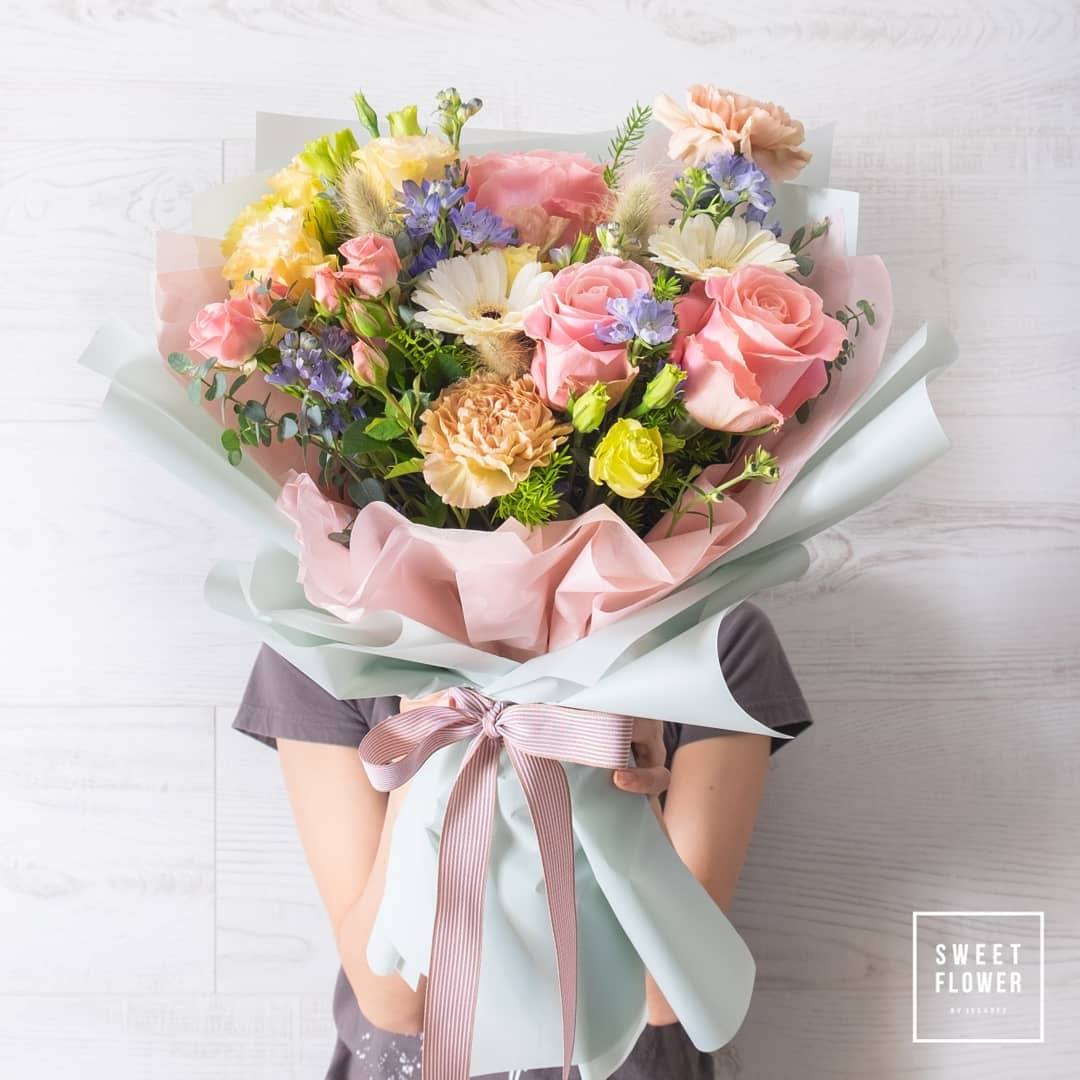 ช่อ หลากสี หวาน ดอกไม้หลัก กุหลาบ เดซี่/มาร์กาเร็ต คาร์เนชั่น — ผลงานร้านดอกไม้ Sweetflower by Issaree — ภาพที่ 4 จาก 4