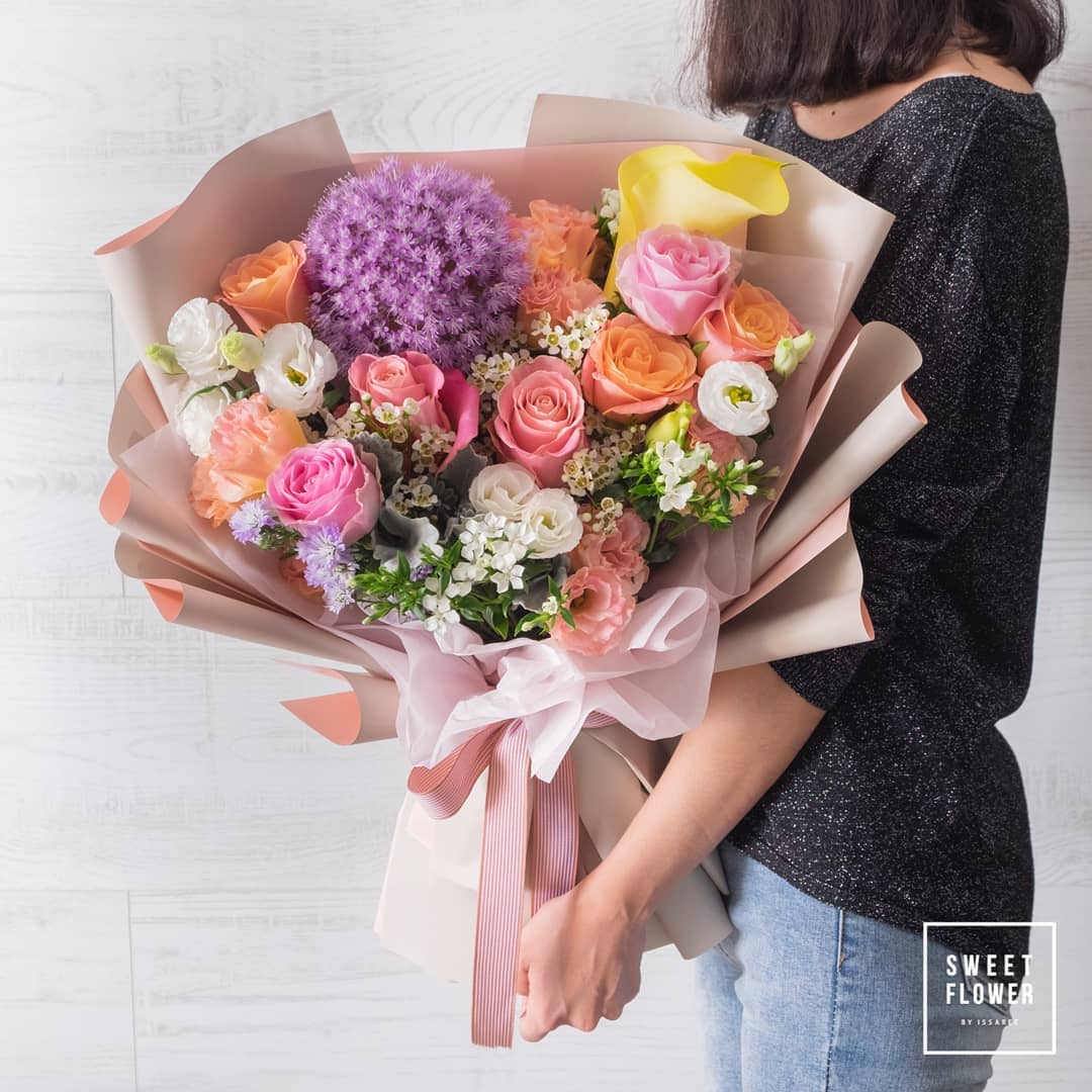ช่อ หลากสี หวาน ดอกไม้หลัก กุหลาบ เบญจมาศ/มัม คาร์เนชั่น — ผลงานร้านดอกไม้ Sweetflower by Issaree — ภาพที่ 1 จาก 2