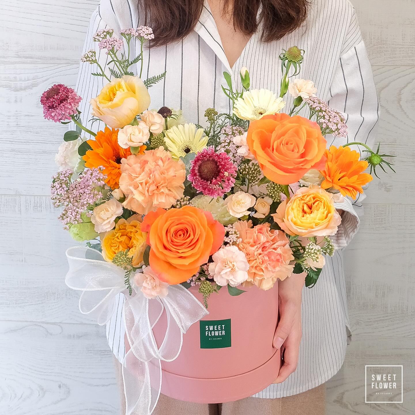 กล่อง เหลือง-ส้ม สดใส ดอกไม้หลัก กุหลาบ เยอบีร่า คาร์เนชั่น — ผลงานร้านดอกไม้ Sweetflower by Issaree