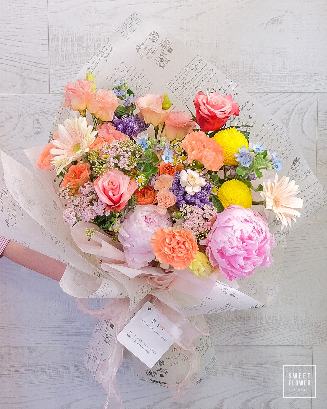 ช่อ หลากสี สดใส ดอกไม้หลัก กุหลาบ พีโอนี่ คาร์เนชั่น — ผลงานร้านดอกไม้ Sweetflower by Issaree