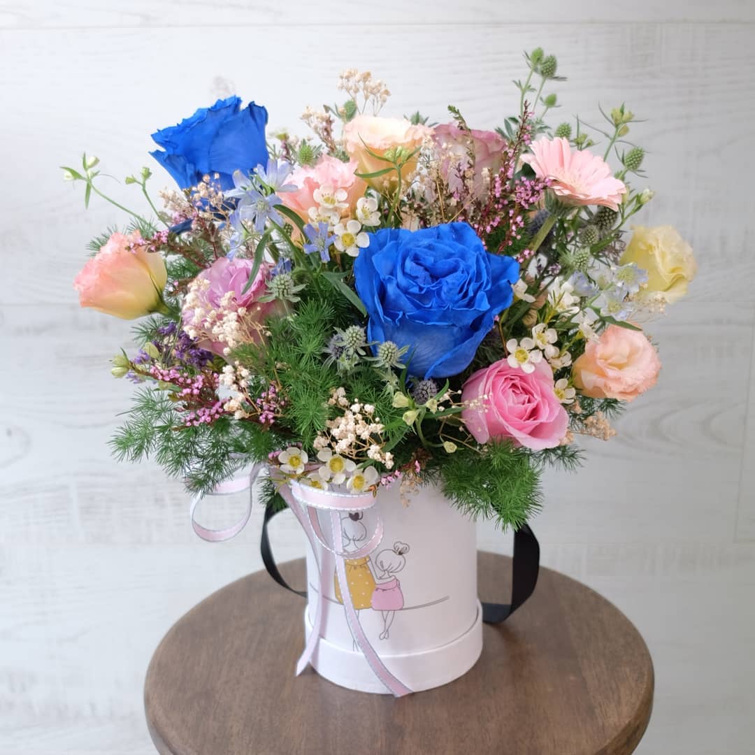 กล่อง หลากสี สดใส ดอกไม้หลัก กุหลาบ เดซี่/มาร์กาเร็ต คาร์เนชั่น — ผลงานร้านดอกไม้ Sweetflower by Issaree
