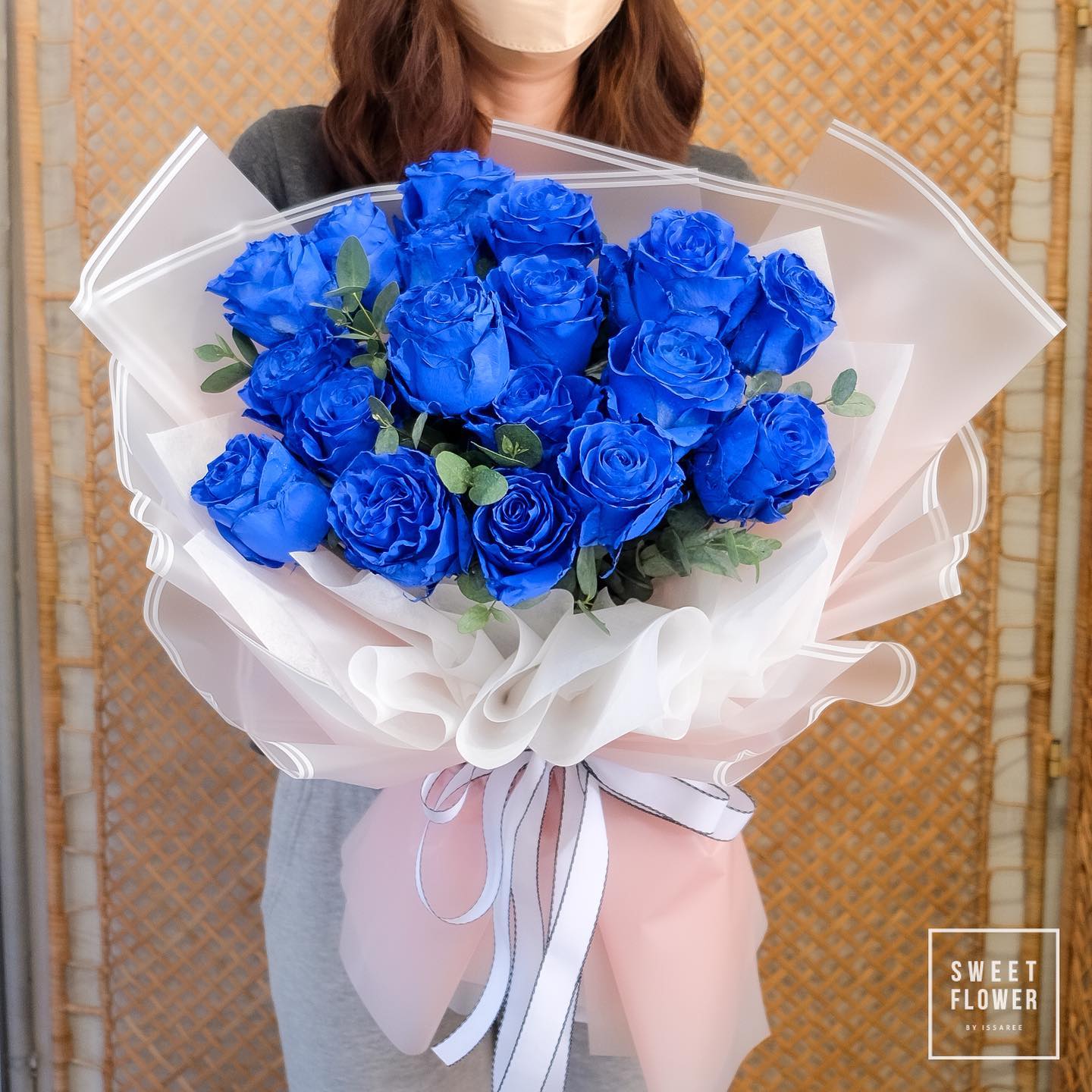 ช่อ ม่วง-ฟ้า หวาน ดอกไม้หลัก กุหลาบ ยูคาลิปตัส/ใบไม้ — ผลงานร้านดอกไม้ Sweetflower by Issaree — ภาพที่ 2 จาก 3